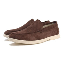 Sapato Masculino Loafer Romenzi RZ366 em camurça com acabamento de alto padrão. Estilo aconchegante e sofisticado ideal para momentos especiais