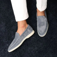 Sapato Masculino Loafer Romenzi RZ366 em camurça com acabamento de alto padrão. Estilo aconchegante e sofisticado ideal para momentos especiais