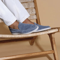 Sapato Masculino Loafer Romenzi RZ366 em camurça com acabamento de alto padrão. Estilo aconchegante e sofisticado ideal para momentos especiais
