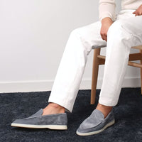 Sapato Masculino Loafer Romenzi RZ366 em camurça com acabamento de alto padrão. Estilo aconchegante e sofisticado ideal para momentos especiais