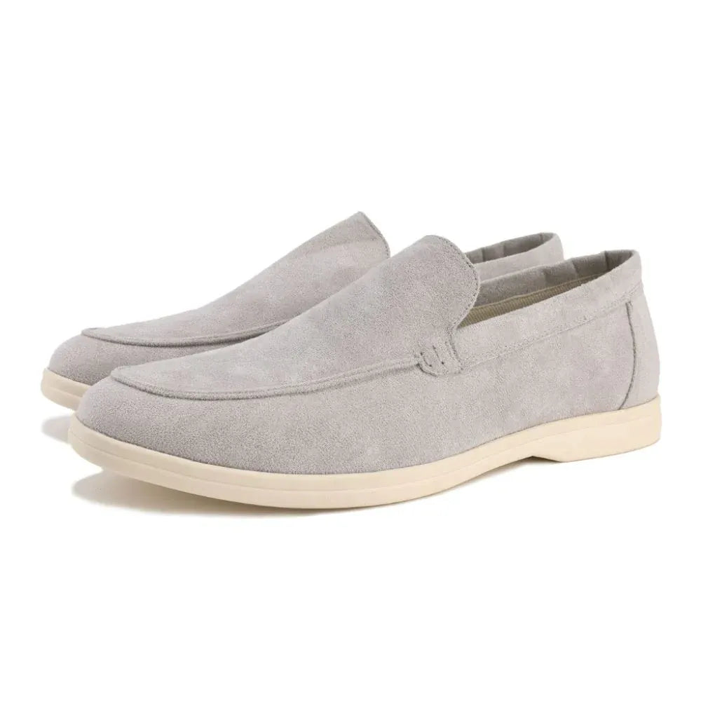 Sapato Masculino Loafer Romenzi RZ366 em camurça com acabamento de alto padrão. Estilo aconchegante e sofisticado ideal para momentos especiais