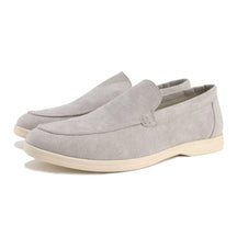 Sapato Masculino Loafer Romenzi RZ366 em camurça com acabamento de alto padrão. Estilo aconchegante e sofisticado ideal para momentos especiais
