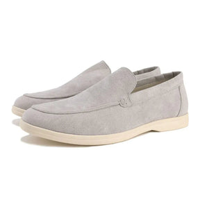 Sapato Masculino Loafer Romenzi RZ366 em camurça com acabamento de alto padrão. Estilo aconchegante e sofisticado ideal para momentos especiais