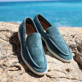 Sapato Masculino Loafer Romenzi RZ367 em camurça premium com visual aconchegante e refinado. Ideal para composições elegantes com autenticidade