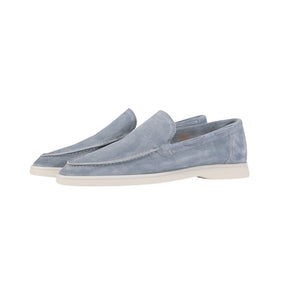Sapato Masculino Loafer Romenzi RZ367 em camurça premium com visual aconchegante e refinado. Ideal para composições elegantes com autenticidade