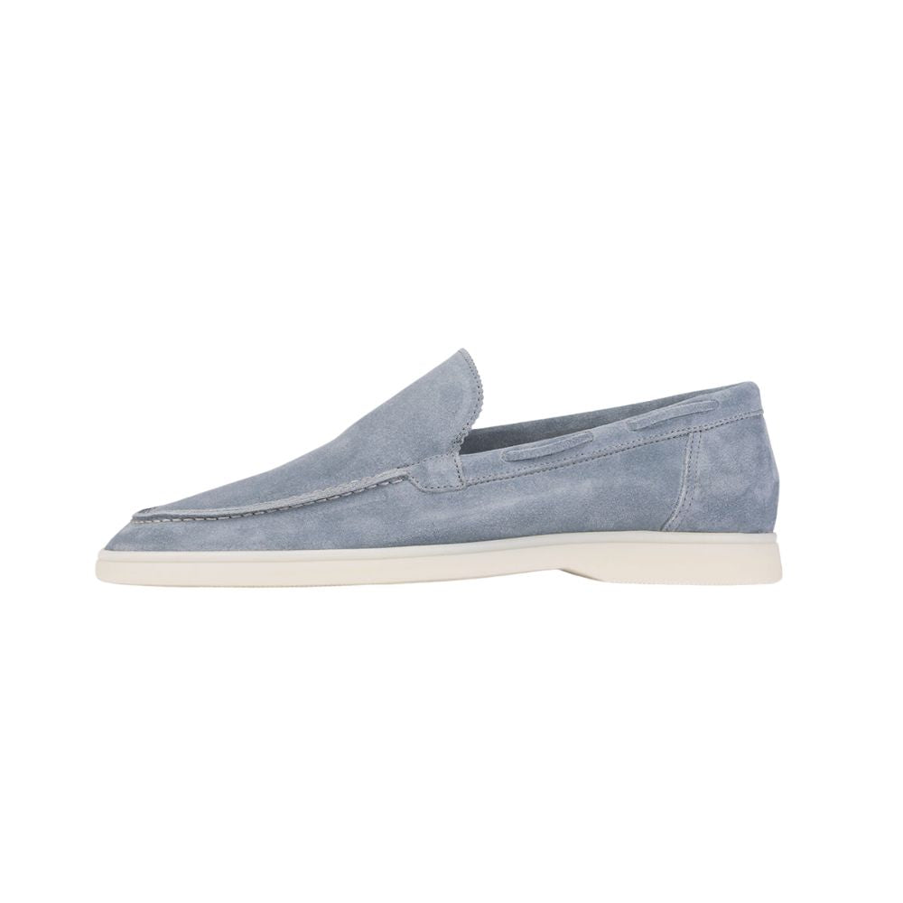 Sapato Masculino Loafer Romenzi RZ367 em camurça premium com visual aconchegante e refinado. Ideal para composições elegantes com autenticidade