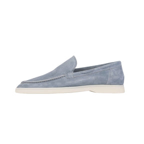 Sapato Masculino Loafer Romenzi RZ367 em camurça premium com visual aconchegante e refinado. Ideal para composições elegantes com autenticidade