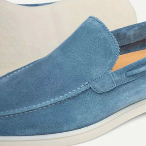Sapato Masculino Loafer Romenzi RZ367 em camurça premium com visual aconchegante e refinado. Ideal para composições elegantes com autenticidade