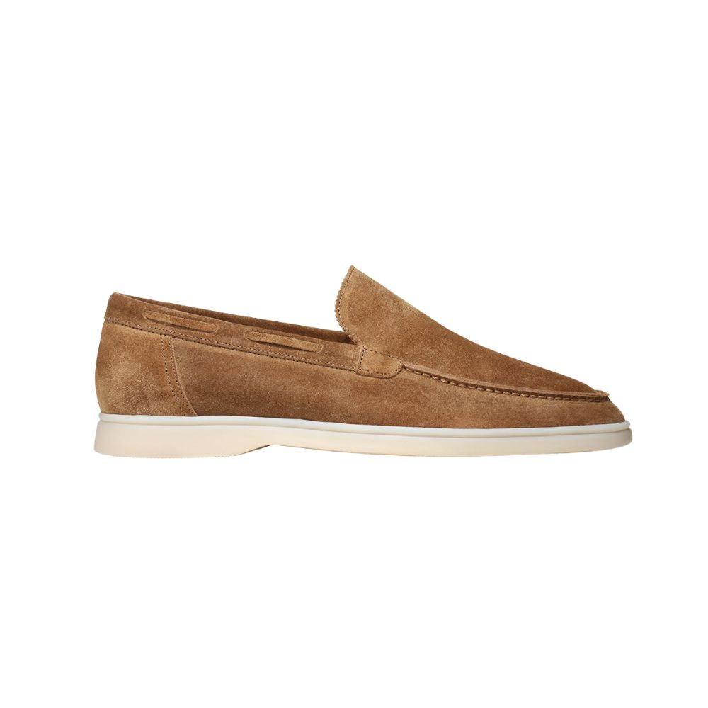 Sapato Masculino Loafer Romenzi RZ367 em camurça premium com visual aconchegante e refinado. Ideal para composições elegantes com autenticidade