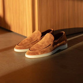 Sapato Masculino Loafer Romenzi RZ367 em camurça premium com visual aconchegante e refinado. Ideal para composições elegantes com autenticidade