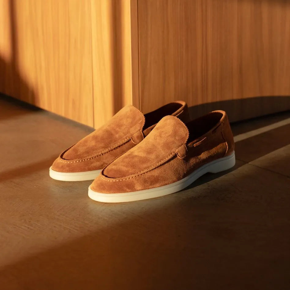 Sapato Masculino Loafer Romenzi RZ367 em camurça premium com visual aconchegante e refinado. Ideal para composições elegantes com autenticidade
