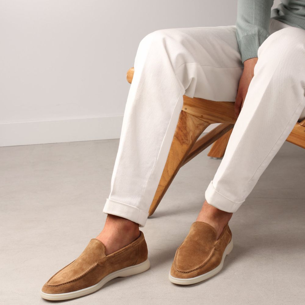 Sapato Masculino Loafer Romenzi RZ367 em camurça premium com visual aconchegante e refinado. Ideal para composições elegantes com autenticidade