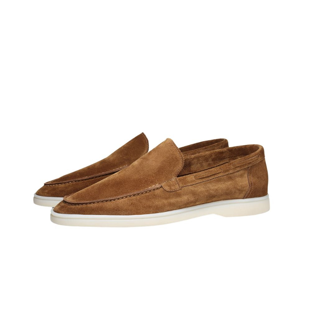 Sapato Masculino Loafer Romenzi RZ367 em camurça premium com visual aconchegante e refinado. Ideal para composições elegantes com autenticidade
