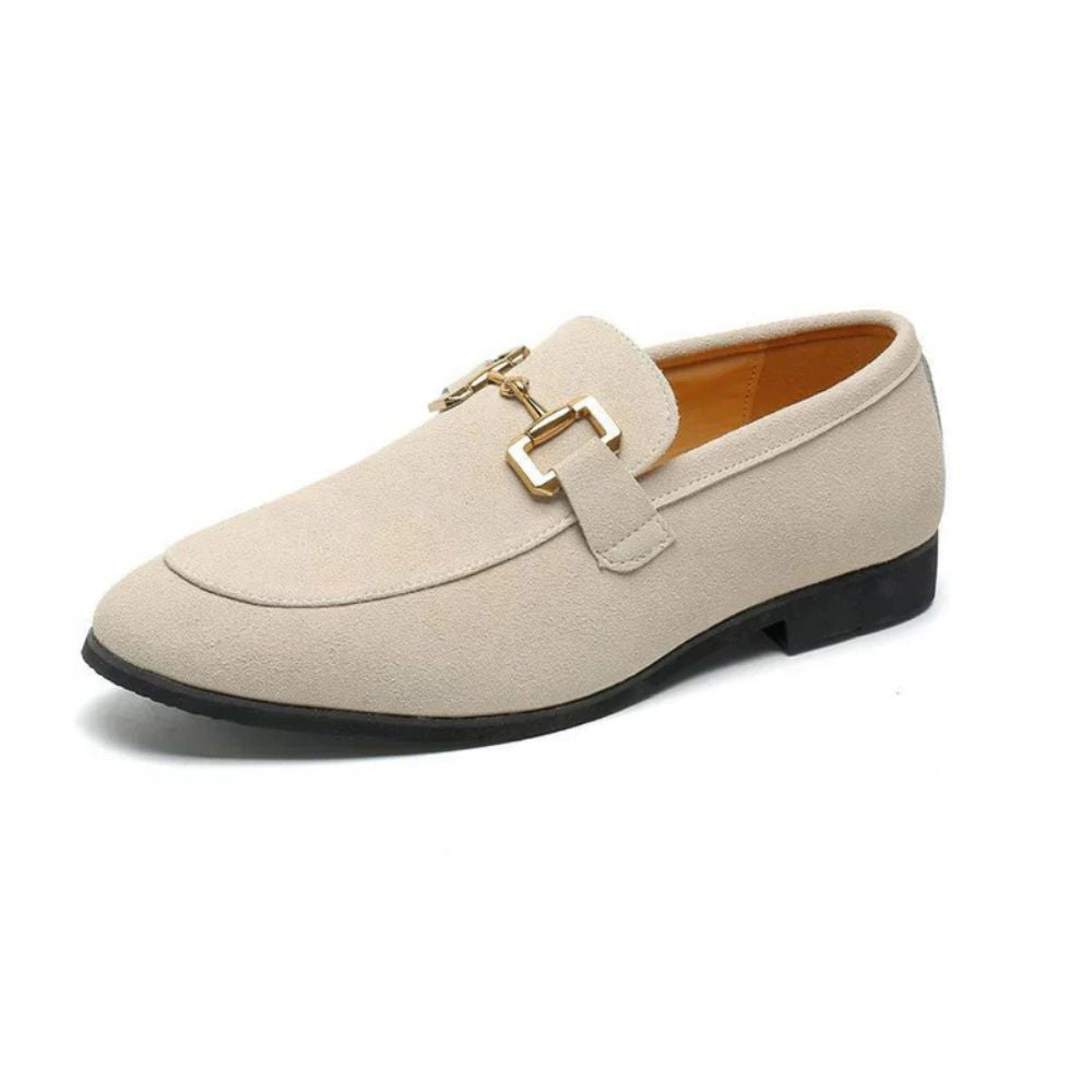 Sapato Masculino Loafer Romenzi RZ368 em camurça com fivela elegante. Visual leve e sofisticado para ocasiões à beira-mar e encontros especiais