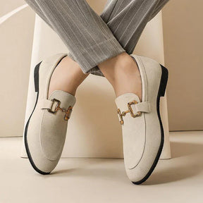 Sapato Masculino Loafer Romenzi RZ368 em camurça com fivela elegante. Visual leve e sofisticado para ocasiões à beira-mar e encontros especiais