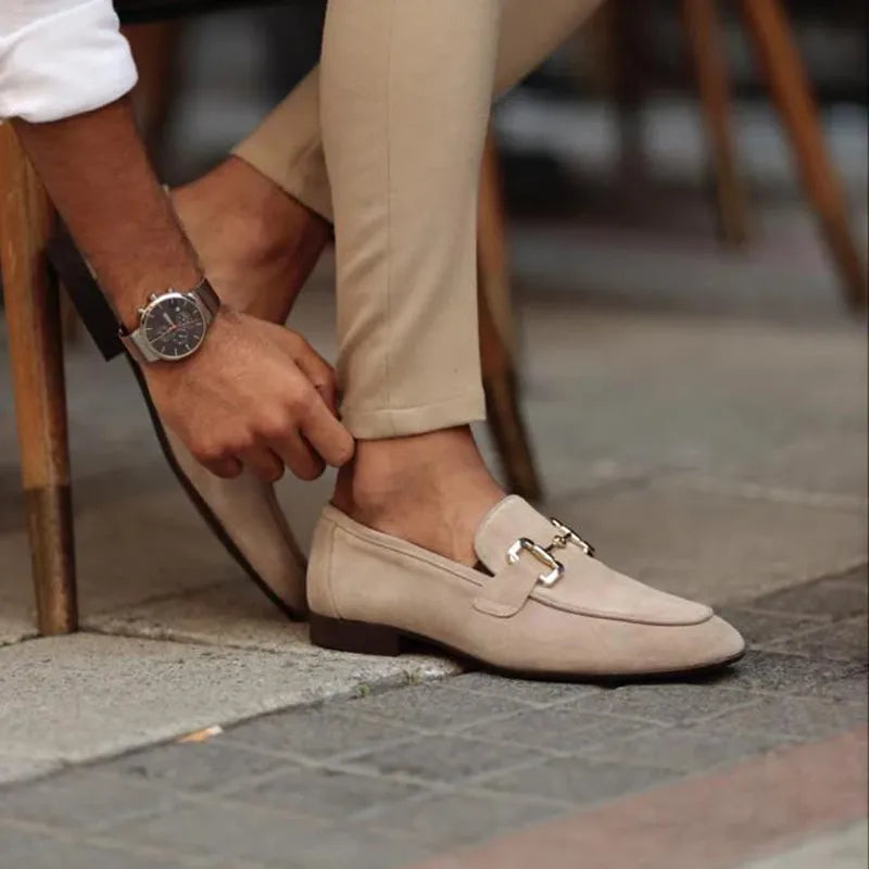 Sapato Masculino Loafer Romenzi RZ368 em camurça com fivela elegante. Visual leve e sofisticado para ocasiões à beira-mar e encontros especiais