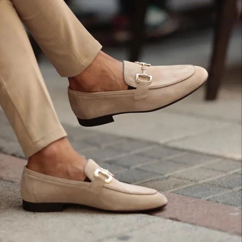 Sapato Masculino Loafer Romenzi RZ368 em camurça com fivela elegante. Visual leve e sofisticado para ocasiões à beira-mar e encontros especiais