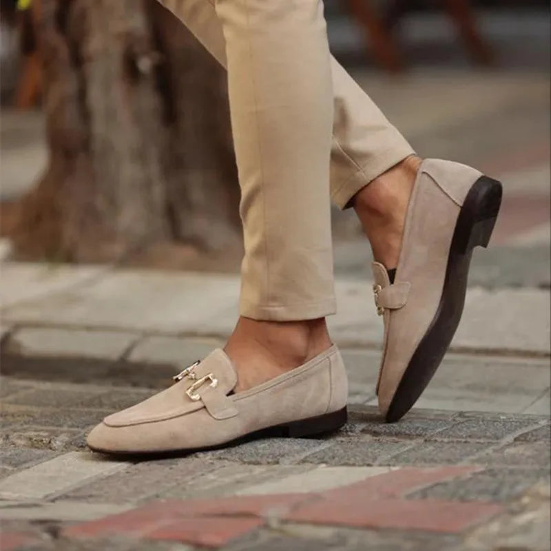 Sapato Masculino Loafer Romenzi RZ368 em camurça com fivela elegante. Visual leve e sofisticado para ocasiões à beira-mar e encontros especiais