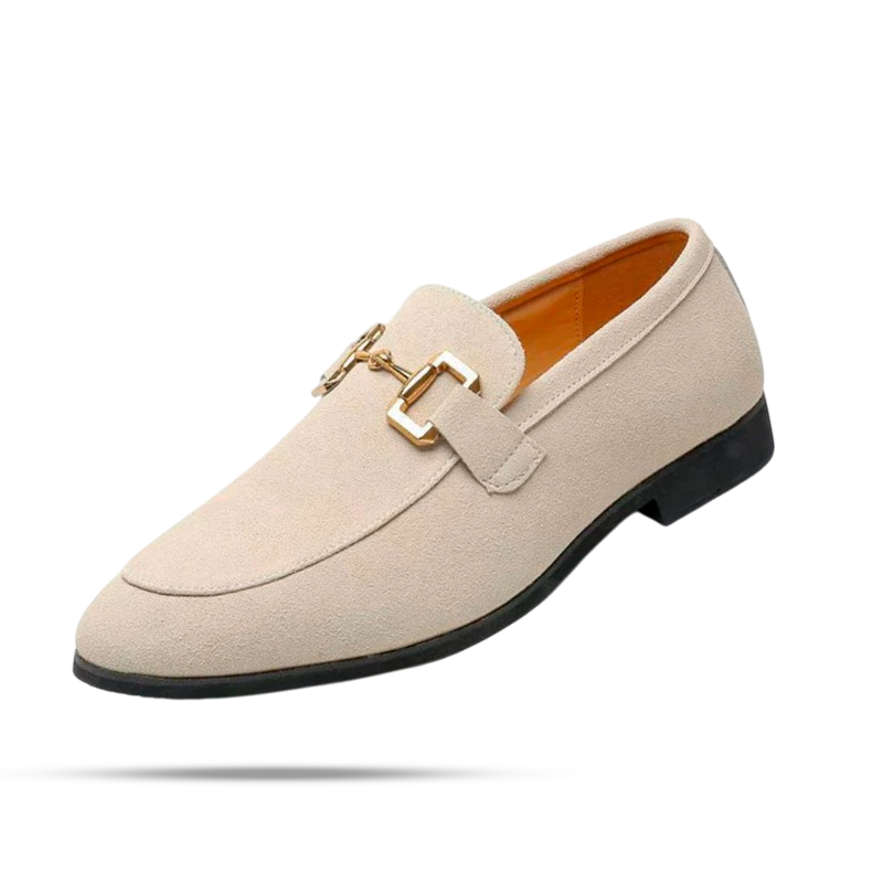 Sapato Masculino Loafer Romenzi RZ368 em camurça com fivela elegante. Visual leve e sofisticado para ocasiões à beira-mar e encontros especiais