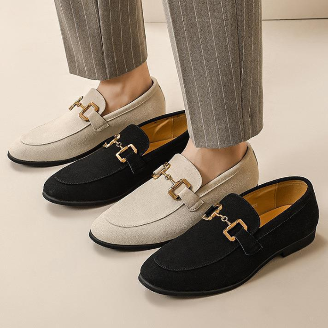 Sapato Masculino Loafer Romenzi RZ368 em camurça com fivela elegante. Visual leve e sofisticado para ocasiões à beira-mar e encontros especiais