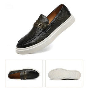 Sapato Masculino Loafer Romenzi RZ369 com couro em escamas e solado resistente. Visual refinado nas cores preto e marrom para ocasiões casuais ou formais