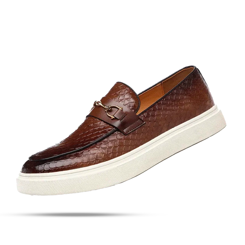 Sapato Masculino Loafer Romenzi RZ369 com couro em escamas e solado resistente. Visual refinado nas cores preto e marrom para ocasiões casuais ou formais