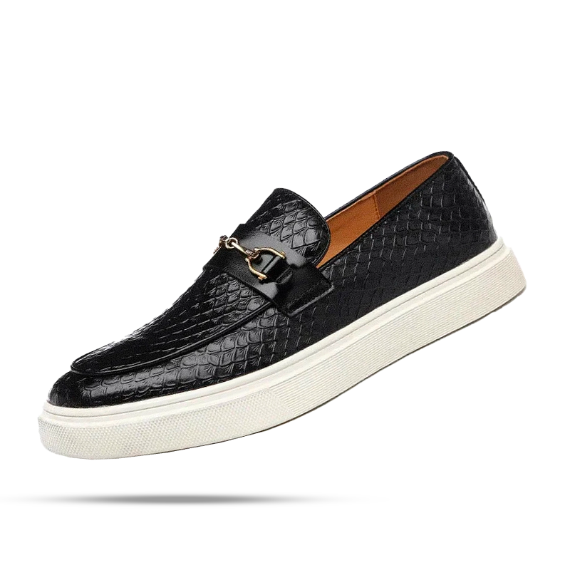 Sapato Masculino Loafer Romenzi RZ369 com couro em escamas e solado resistente. Visual refinado nas cores preto e marrom para ocasiões casuais ou formais