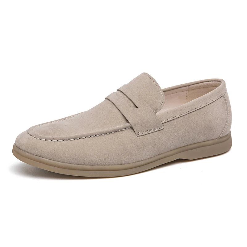 Sapato Masculino Loafer Romenzi RZ370 em camurça premium com visual sofisticado e toque casual. Conforto e leveza para ocasiões especiais e sociais