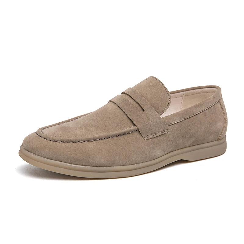 Sapato Masculino Loafer Romenzi RZ370 em camurça premium com visual sofisticado e toque casual. Conforto e leveza para ocasiões especiais e sociais