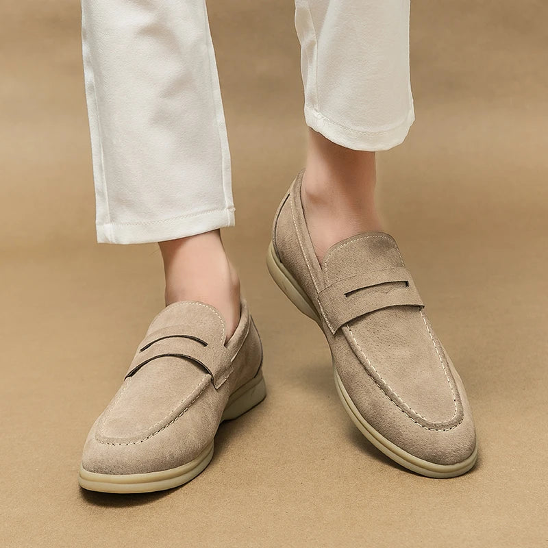 Sapato Masculino Loafer Romenzi RZ370 em camurça premium com visual sofisticado e toque casual. Conforto e leveza para ocasiões especiais e sociais