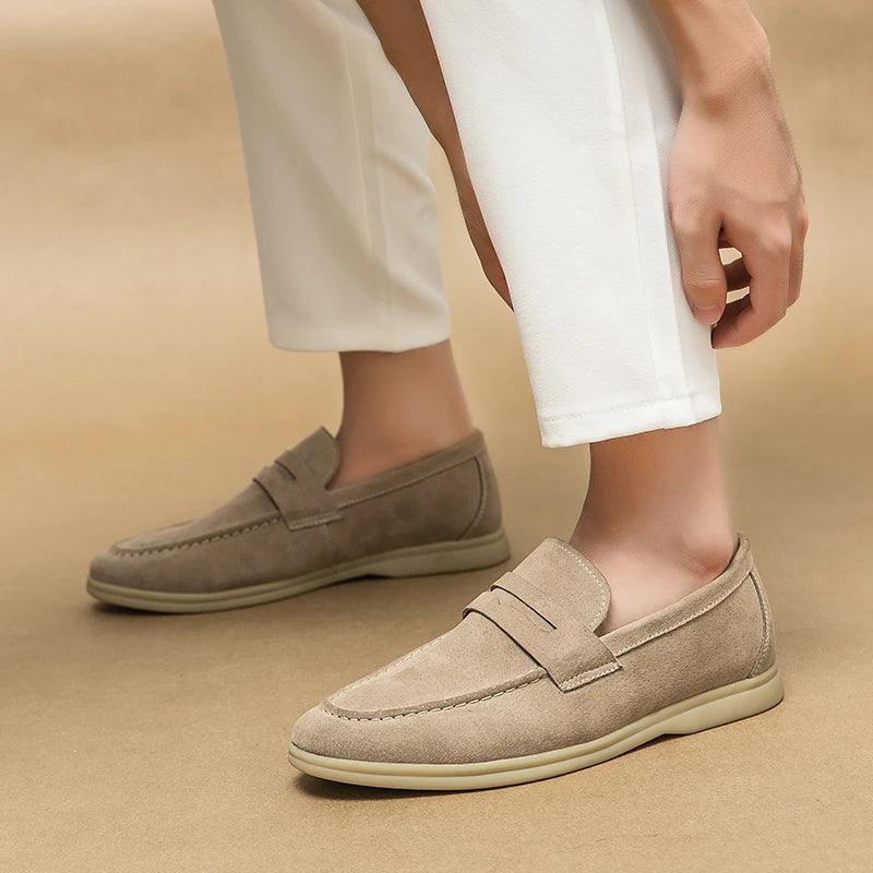 Sapato Masculino Loafer Romenzi RZ370 em camurça premium com visual sofisticado e toque casual. Conforto e leveza para ocasiões especiais e sociais
