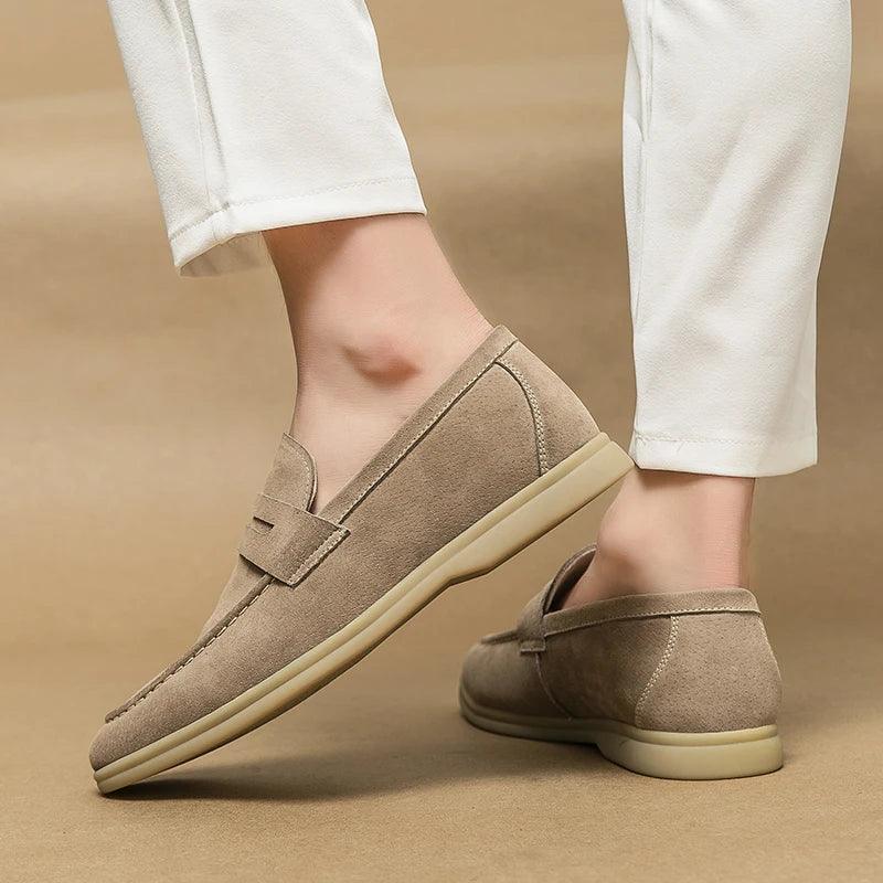 Sapato Masculino Loafer Romenzi RZ370 em camurça premium com visual sofisticado e toque casual. Conforto e leveza para ocasiões especiais e sociais