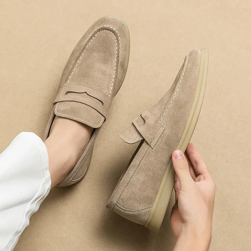 Sapato Masculino Loafer Romenzi RZ370 em camurça premium com visual sofisticado e toque casual. Conforto e leveza para ocasiões especiais e sociais