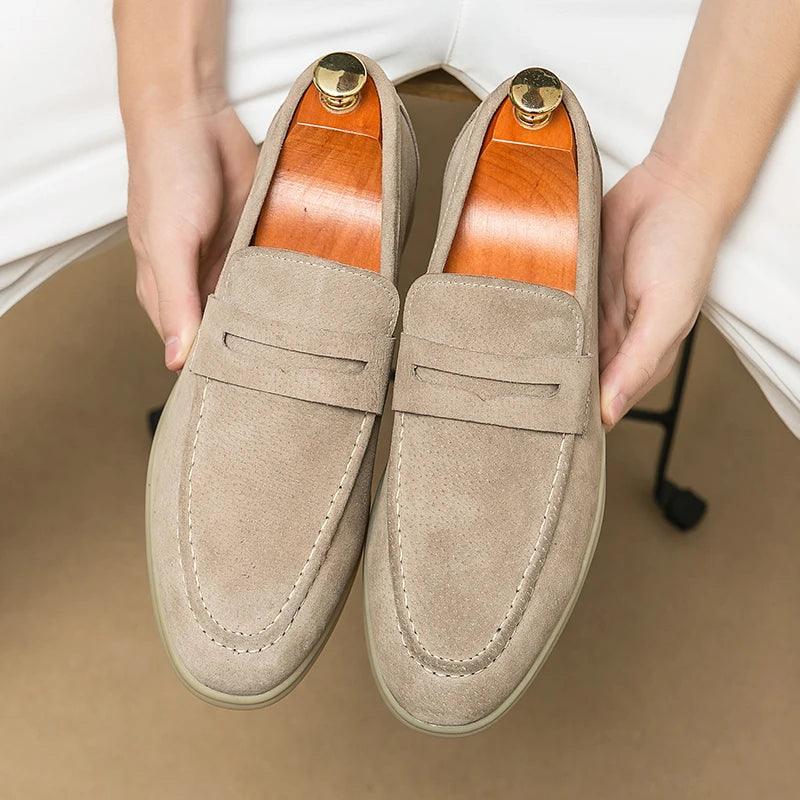 Sapato Masculino Loafer Romenzi RZ370 em camurça premium com visual sofisticado e toque casual. Conforto e leveza para ocasiões especiais e sociais