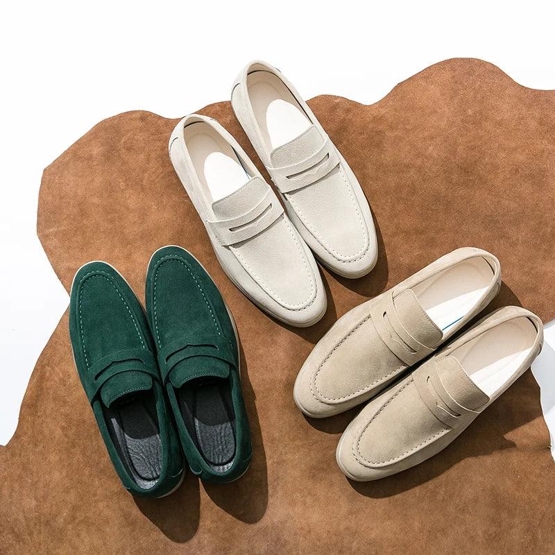 Sapato Masculino Loafer Romenzi RZ370 em camurça premium com visual sofisticado e toque casual. Conforto e leveza para ocasiões especiais e sociais
