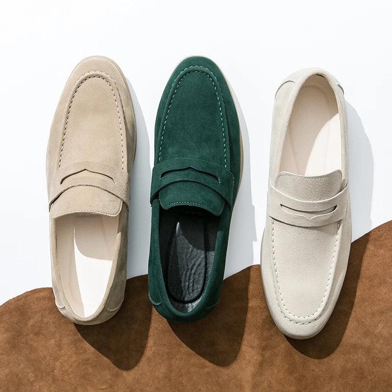 Sapato Masculino Loafer Romenzi RZ370 em camurça premium com visual sofisticado e toque casual. Conforto e leveza para ocasiões especiais e sociais
