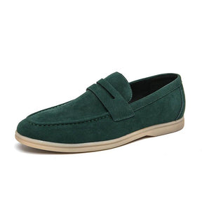 Sapato Masculino Loafer Romenzi RZ370 em camurça premium com visual sofisticado e toque casual. Conforto e leveza para ocasiões especiais e sociais