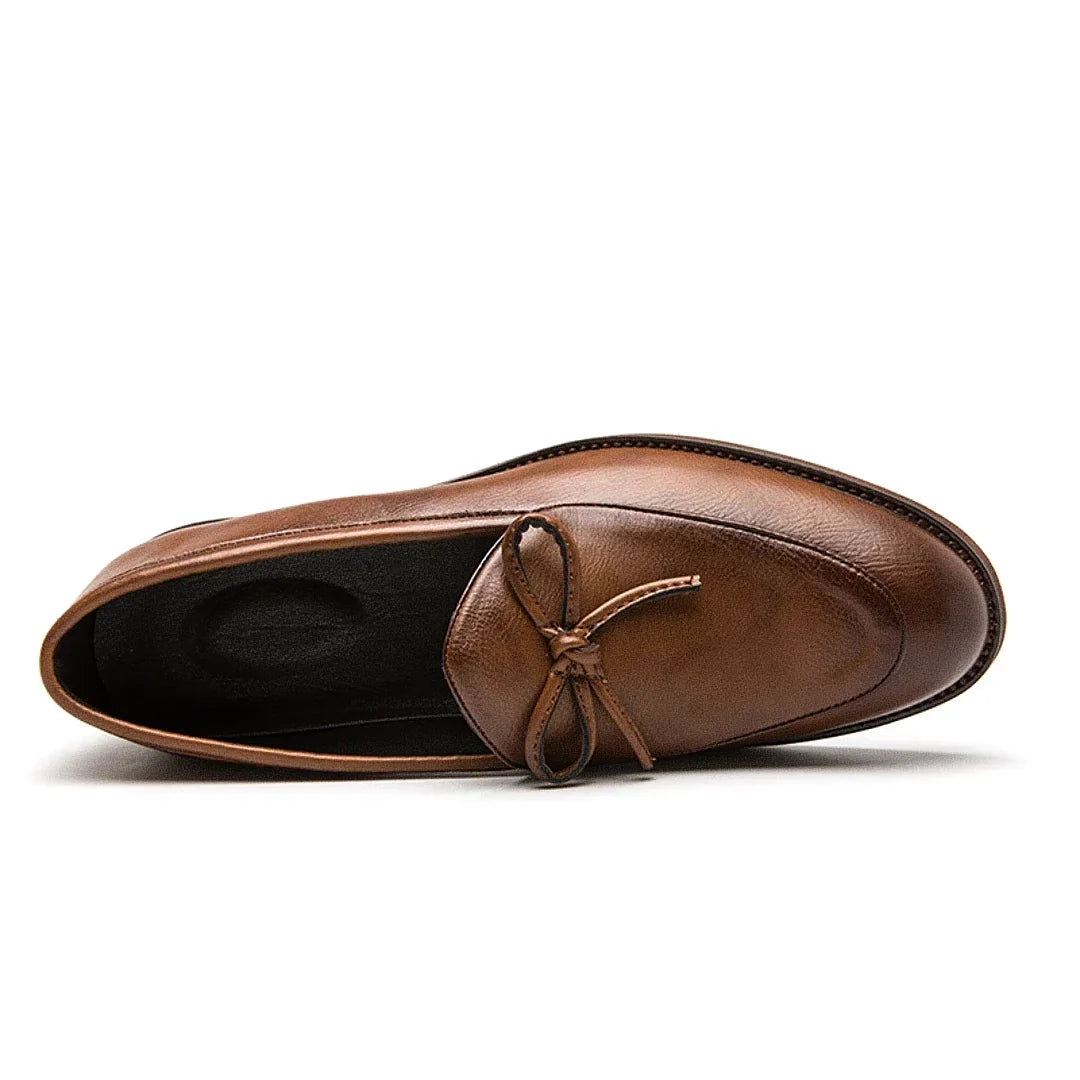 Sapato Masculino Loafer Romenzi RZ371 com design clássico em couro e sola resistente. Visual elegante nas cores marrom e preto para qualquer ocasião