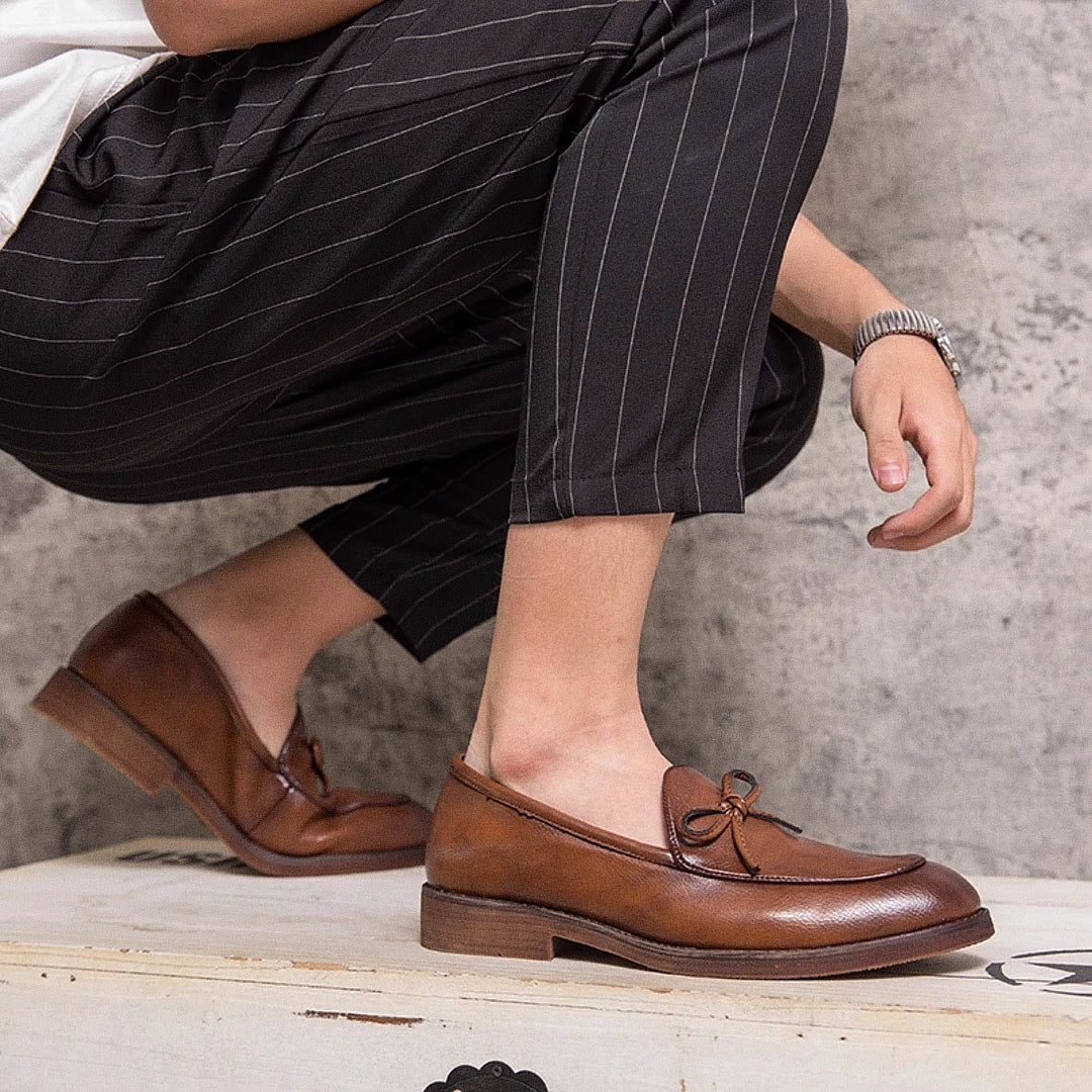 Sapato Masculino Loafer Romenzi RZ371 com design clássico em couro e sola resistente. Visual elegante nas cores marrom e preto para qualquer ocasião