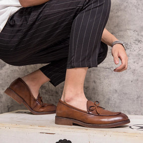 Sapato Masculino Loafer Romenzi RZ371 com design clássico em couro e sola resistente. Visual elegante nas cores marrom e preto para qualquer ocasião
