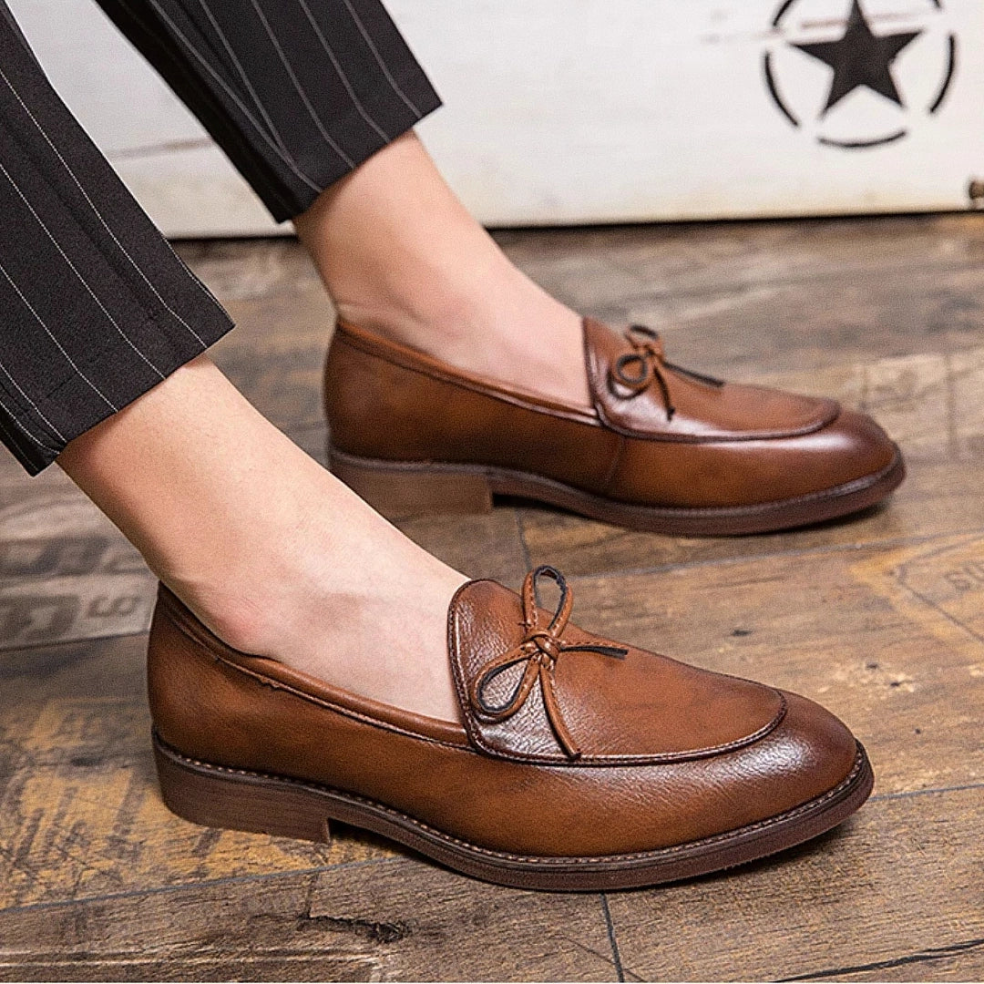 Sapato Masculino Loafer Romenzi RZ371 com design clássico em couro e sola resistente. Visual elegante nas cores marrom e preto para qualquer ocasião