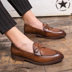 Sapato Masculino Loafer Romenzi RZ371 com design clássico em couro e sola resistente. Visual elegante nas cores marrom e preto para qualquer ocasião