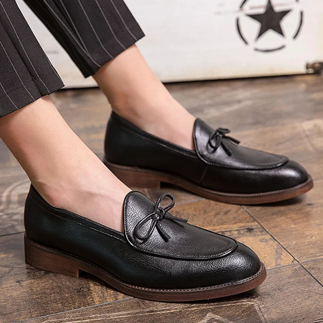 Sapato Masculino Loafer Romenzi RZ371 com design clássico em couro e sola resistente. Visual elegante nas cores marrom e preto para qualquer ocasião