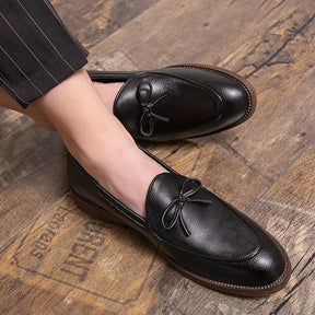 Sapato Masculino Loafer Romenzi RZ371 com design clássico em couro e sola resistente. Visual elegante nas cores marrom e preto para qualquer ocasião