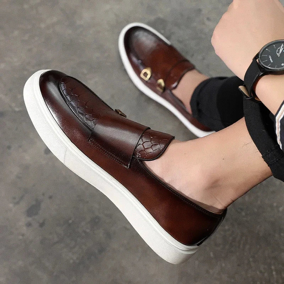 Sapato Masculino Loafer Romenzi RZ372 com visual contemporâneo, materiais premium e conforto prolongado. Ideal para composições urbanas e elegantes