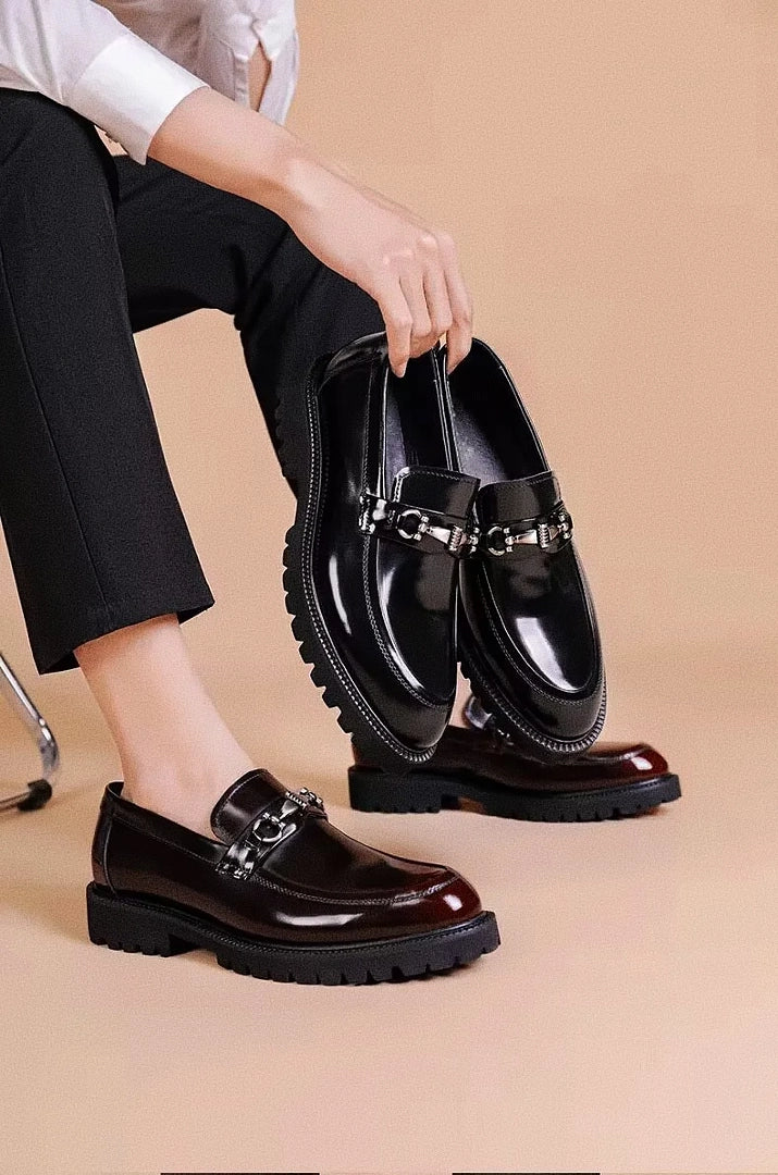 Sapato Masculino Loafer Romenzi RZ373 em couro envernizado com costura dupla e sola tratorada. Visual sofisticado em preto e vinho tinto