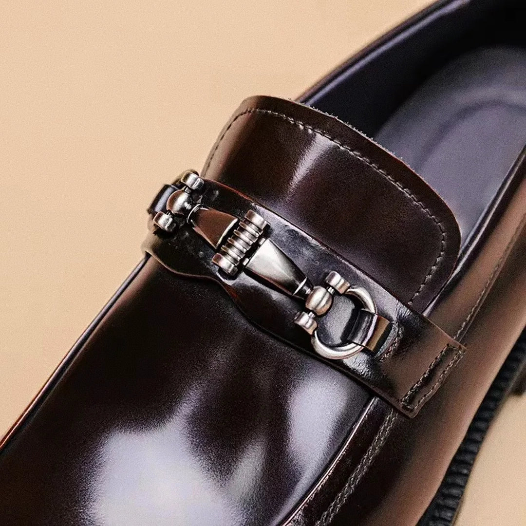Sapato Masculino Loafer Romenzi RZ373 em couro envernizado com costura dupla e sola tratorada. Visual sofisticado em preto e vinho tinto