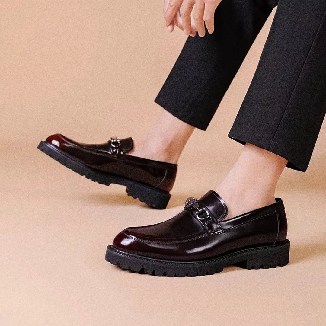Sapato Masculino Loafer Romenzi RZ373 em couro envernizado com costura dupla e sola tratorada. Visual sofisticado em preto e vinho tinto