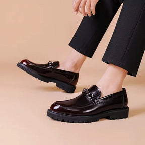 Sapato Masculino Loafer Romenzi RZ373 em couro envernizado com costura dupla e sola tratorada. Visual sofisticado em preto e vinho tinto