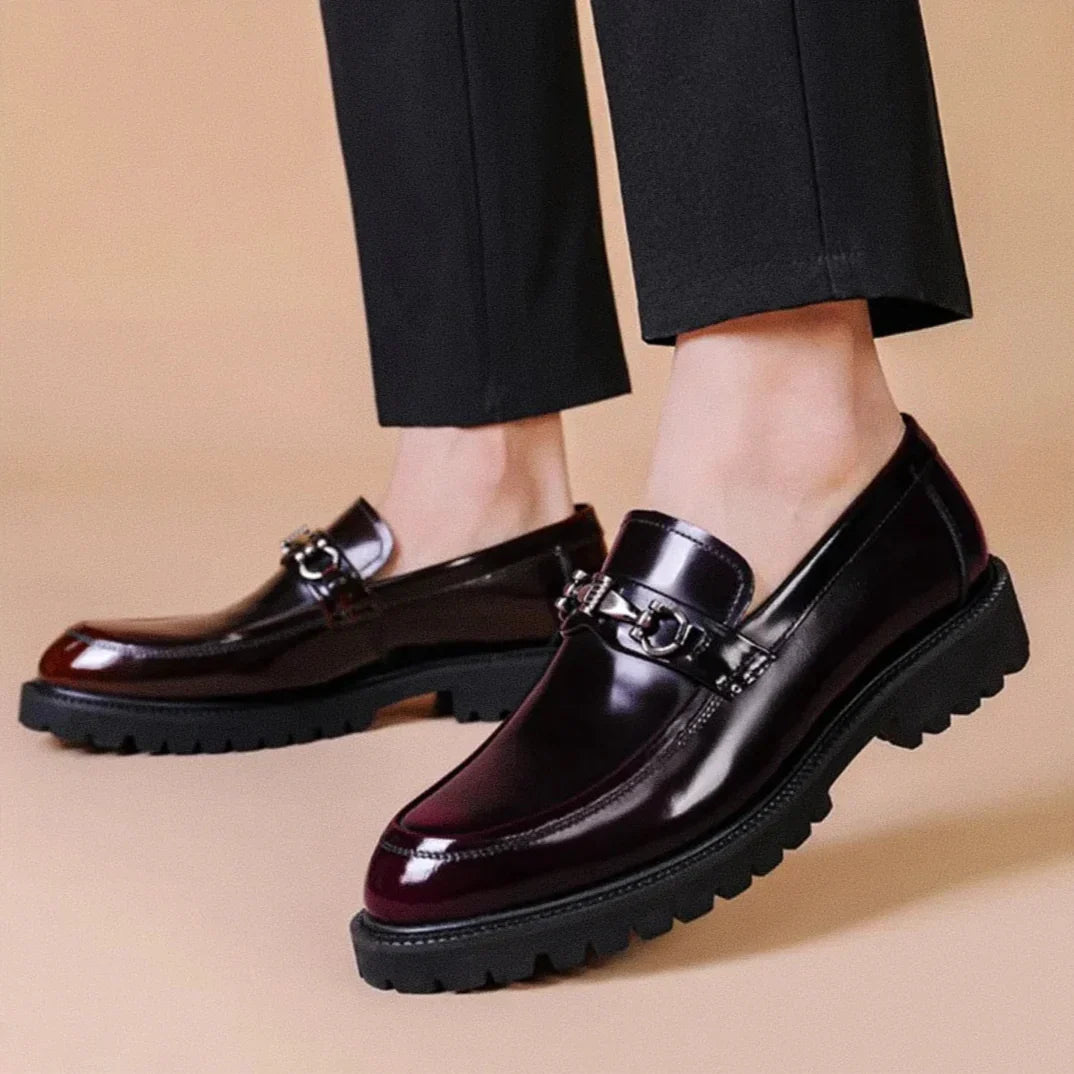 Sapato Masculino Loafer Romenzi RZ373 em couro envernizado com costura dupla e sola tratorada. Visual sofisticado em preto e vinho tinto